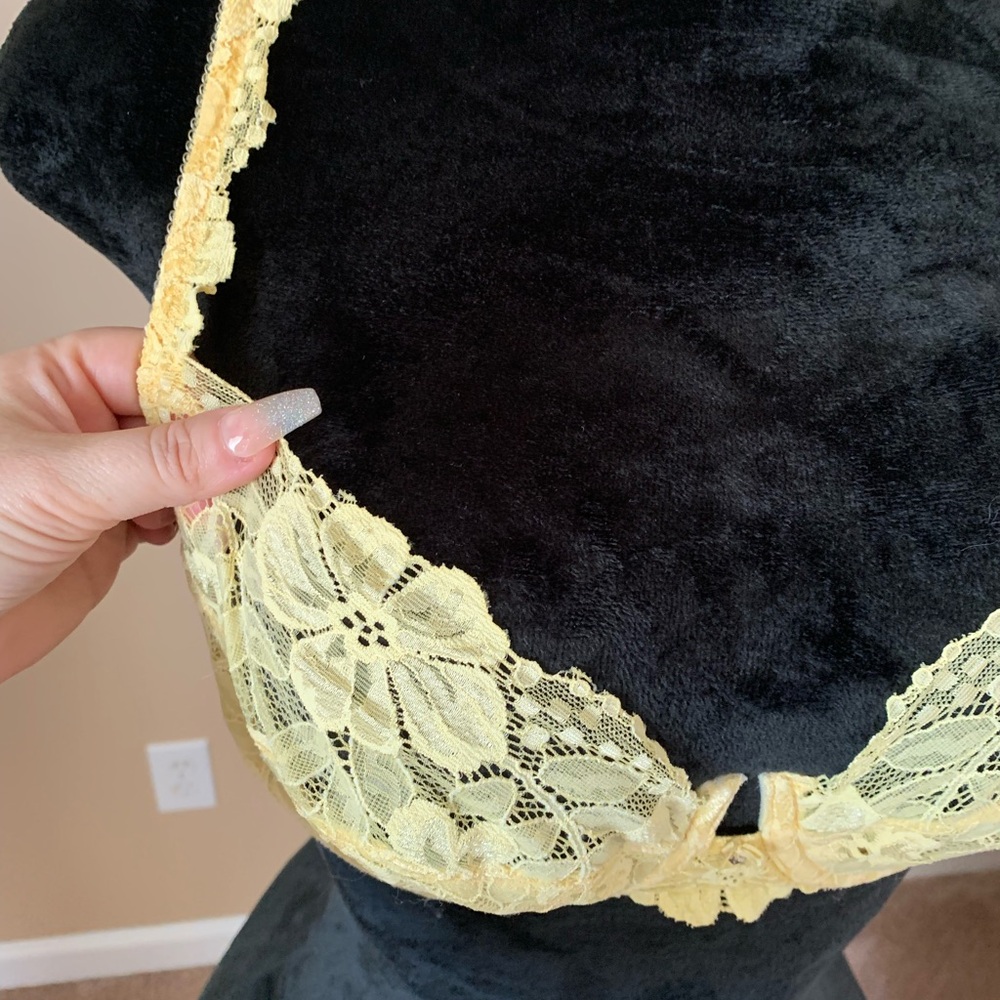 Victoria's Secret Lace Underwire Bra in Cream - Picture 2 of 7
